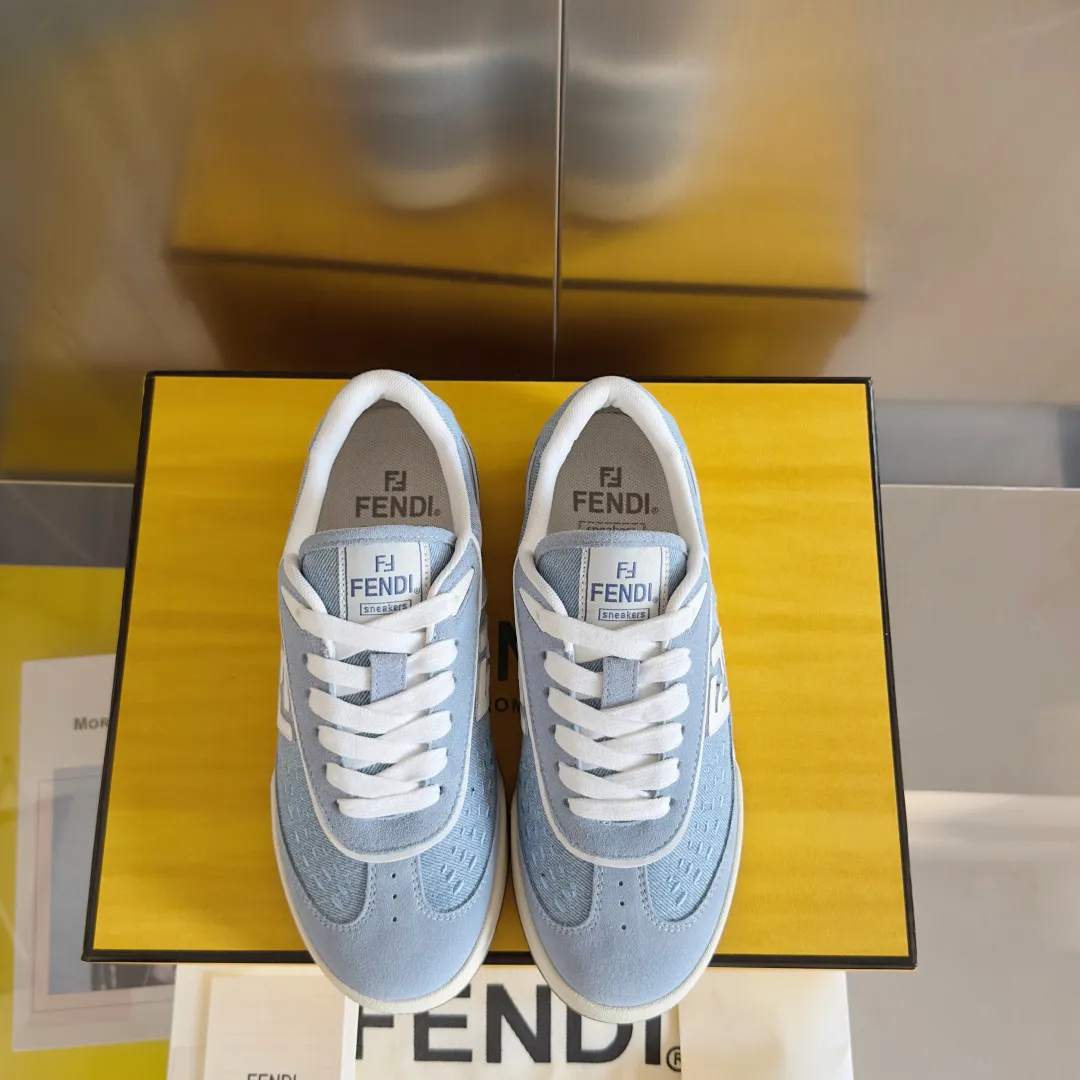 [FENDI] Top P: 720💰 Couple model ▪️ Size: Women's model 35-41 / Men's model 39-45 Top version: Fendi Fendi match series Couple model, film, casual sports shoes, sneakers, original purchase, development and production of these FENDI Match lace-up sports shoes. Small perforations accent the upper. Made of white leather with beige suede details. Matcha green leather FF applique. Rubber sole with FENDI lettering on the side. Comes with exquisite packaging at the counter🛍📦 ▪️ Fabric: Original custom imported first-layer cowhide ▪️ Lining: Imported custom breathable mesh ▪️ Sole: Original molded TPU two-color combination sole ▪️ Sole thickness: 3CM.